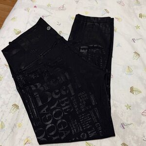 20 Year Manifesto Embossed Black Lululemon Wunder Under Hi-Rise tights